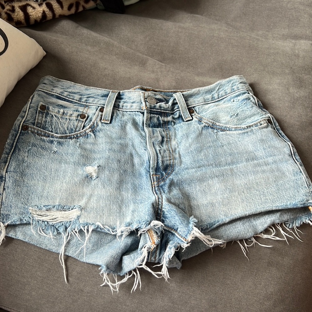 Size 27 levi Jean shorts